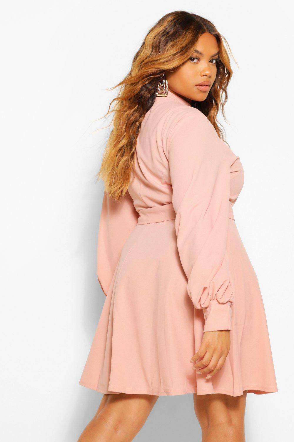 boohoo Grande taille - Robe patineuse à manches bishop et col montant