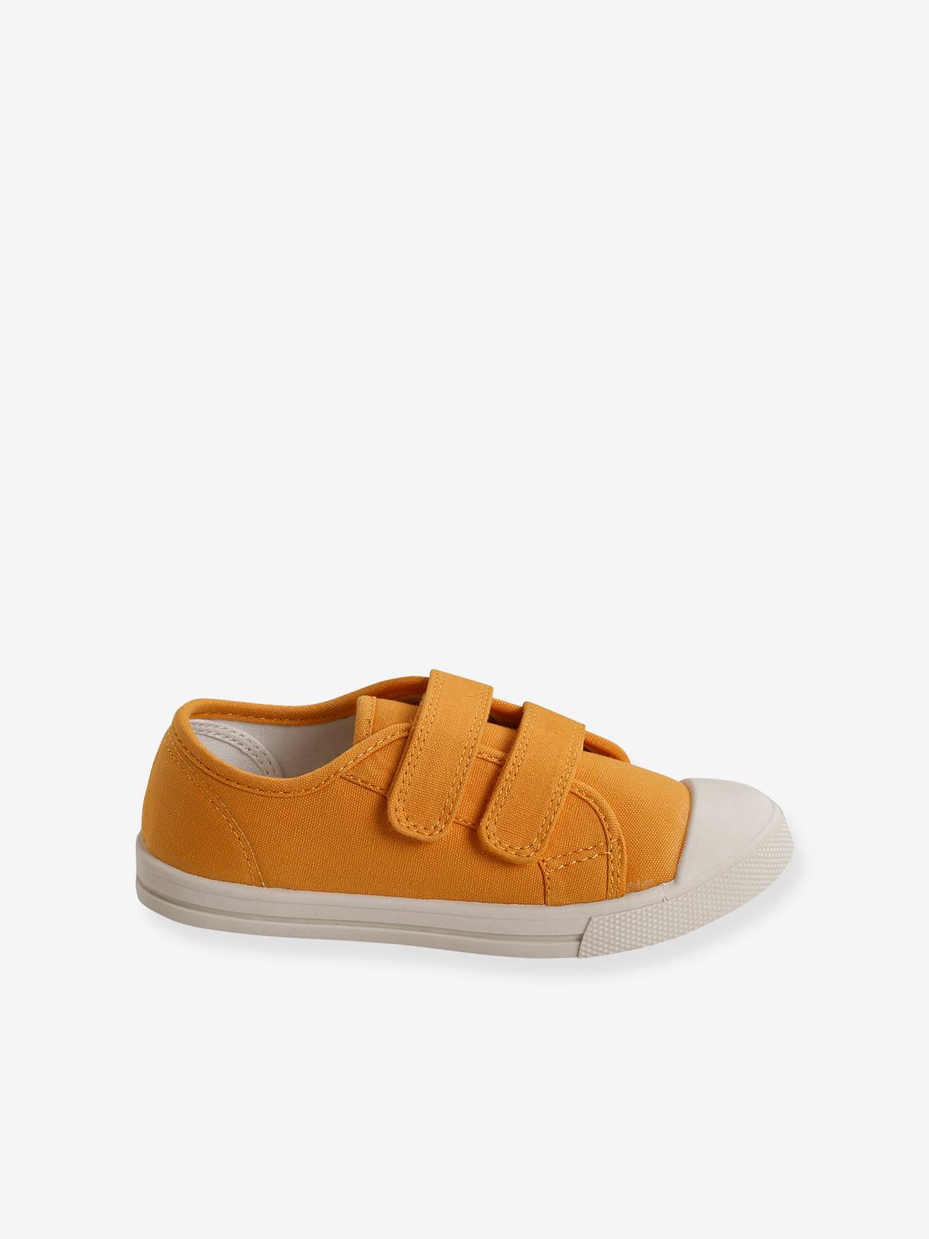 Tênis infantil de lona com fecho de velcro, cor mostarda.