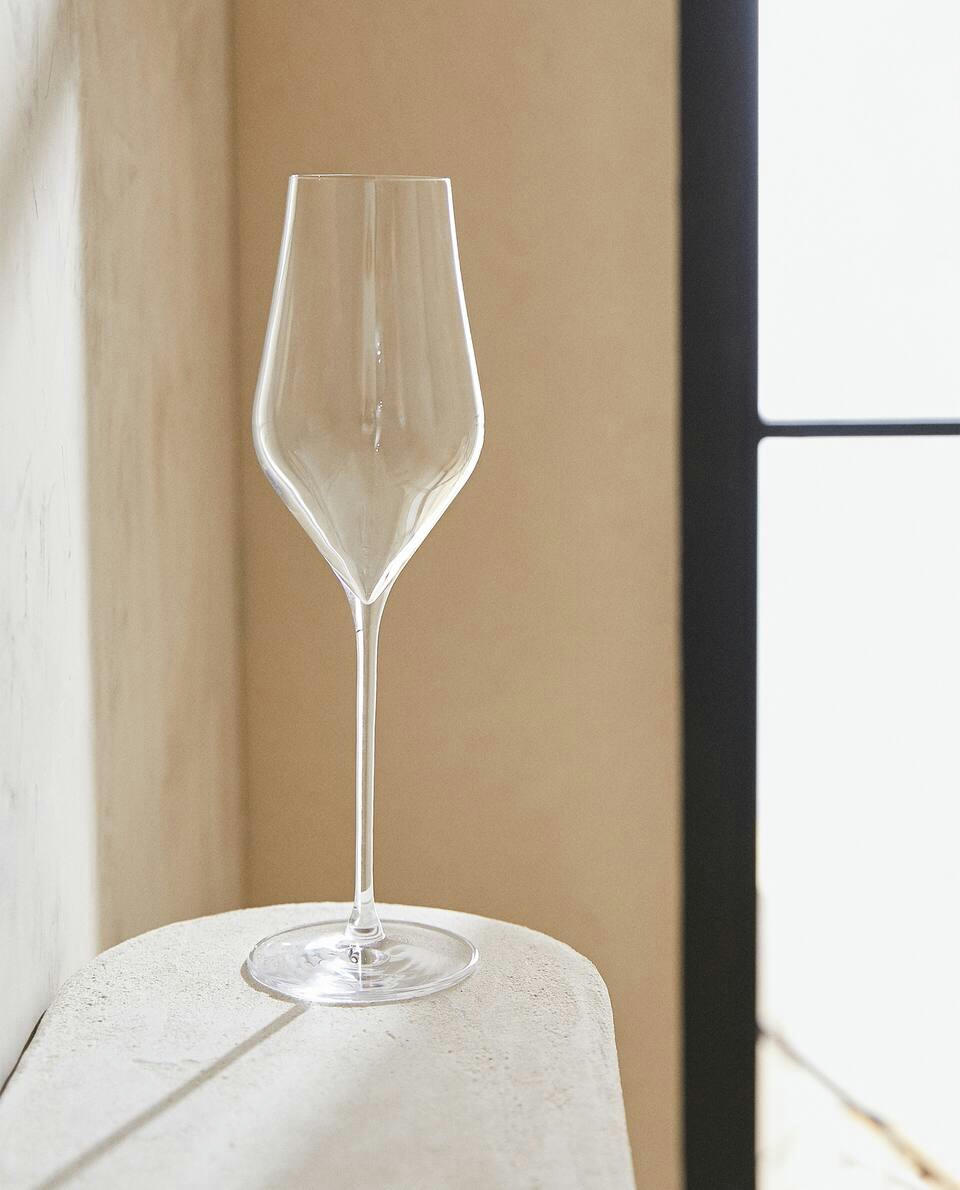 Taça de vinho espumante cristalino simples