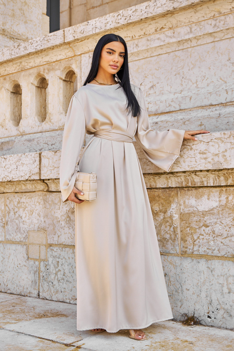 Robe ample ceinturée et satinée beige