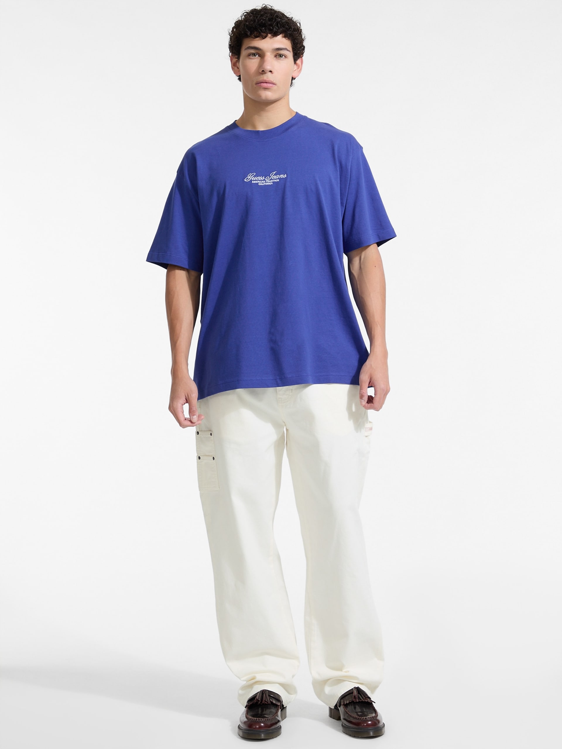 Camiseta oversized com logo bordado