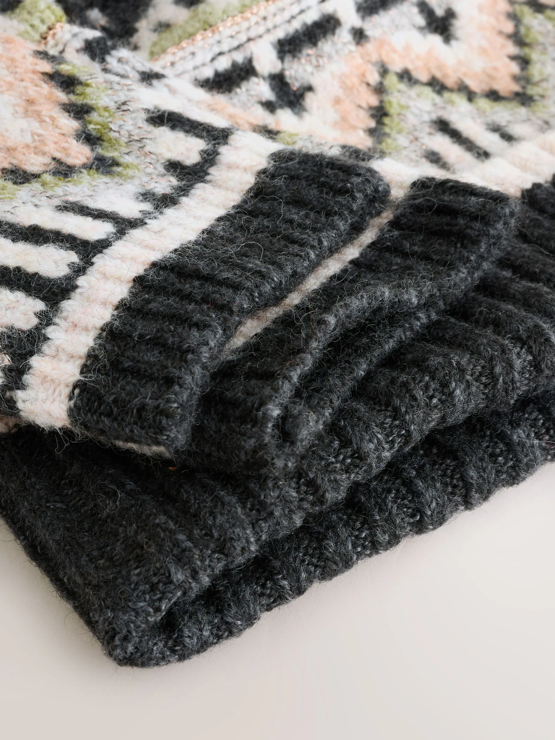 Zwart met fairislemotief - Pattern Knitted Pom Hat & Handwarmer Set