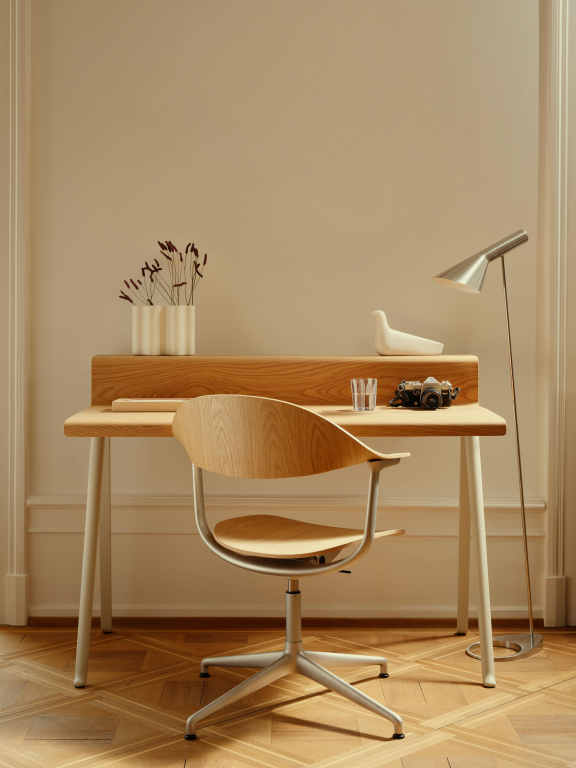 Vitra Courier bureau 120x72,5 donker eiken/zwart