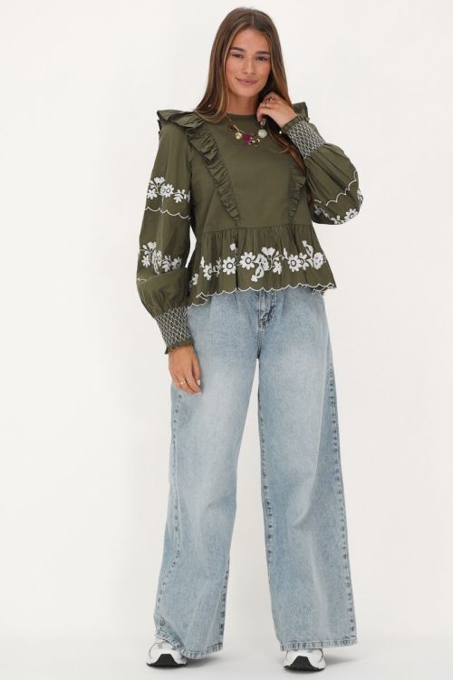 Donkergroene top met witte embroidery