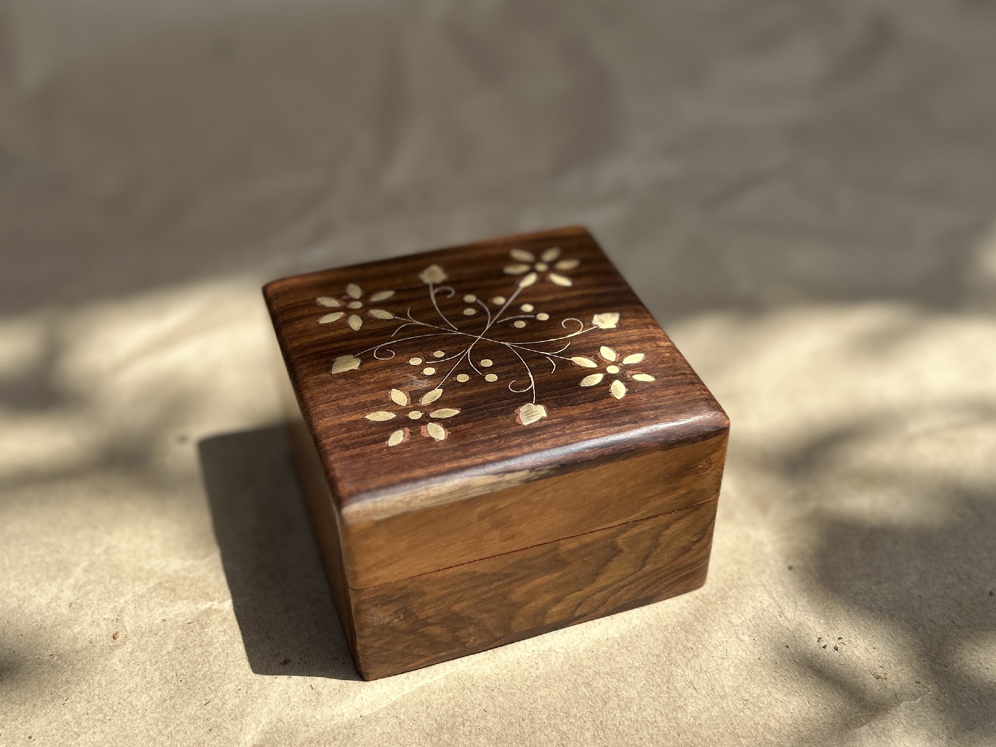 Holz-Schatulle mit Messingintarsien, braun, gold, B 10 cm, L 10 cm, H 6 cm von fischer's lagerhaus