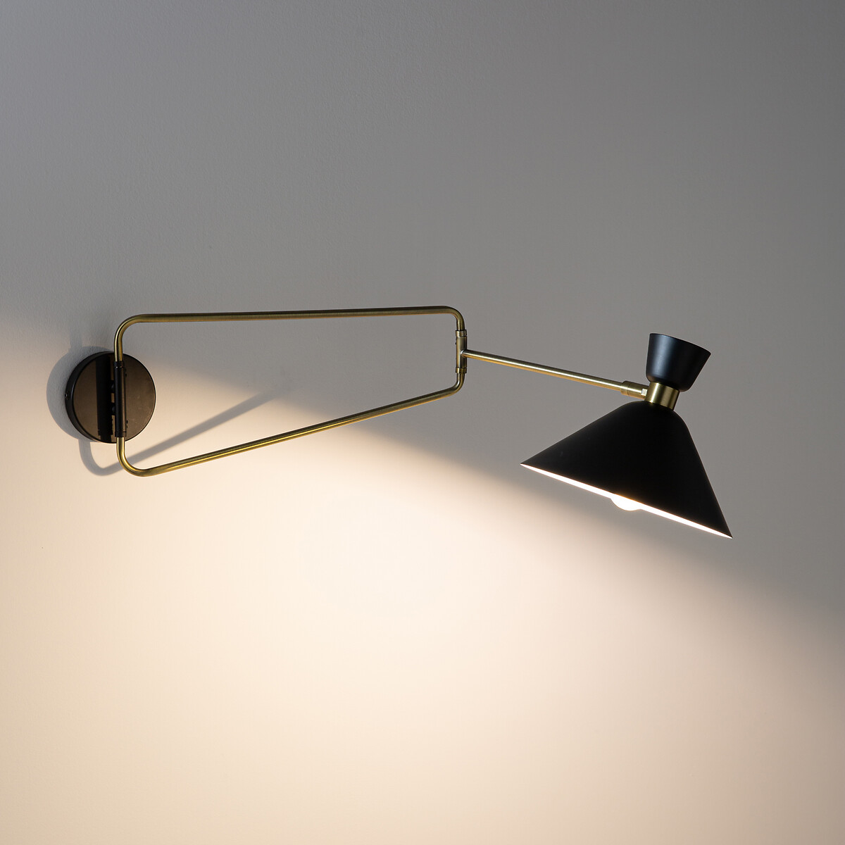 AM.PM<br>Luminária de parede articulada em latão envelhecido, Zoticus
