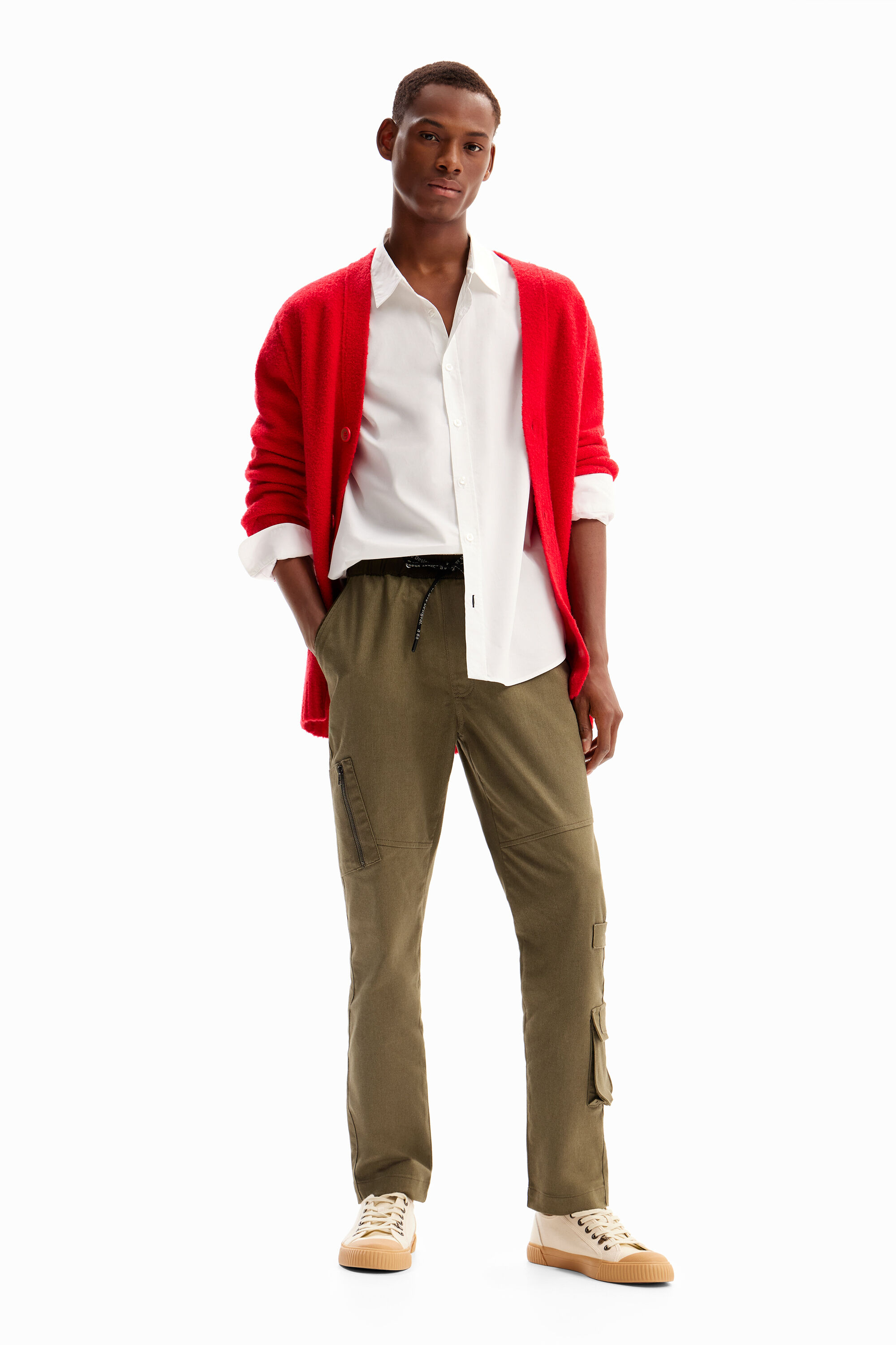 Camisa básica com detalhes contrastantes