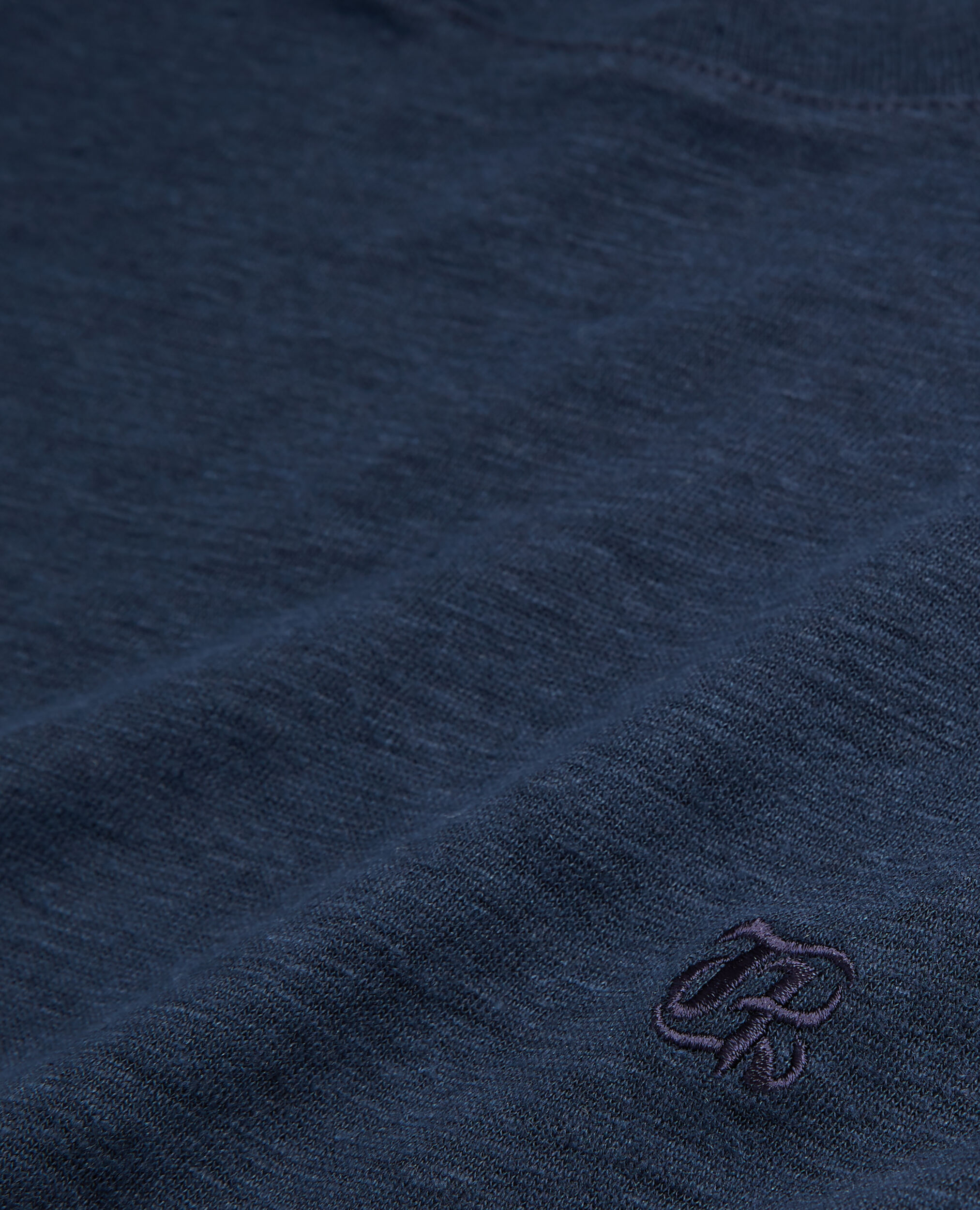 T-shirt bleu marine en lin avec blason