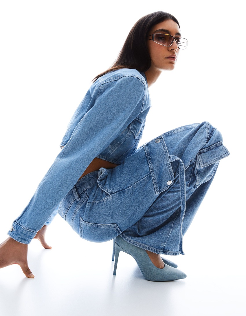 Sapatos de salto alto em jeans