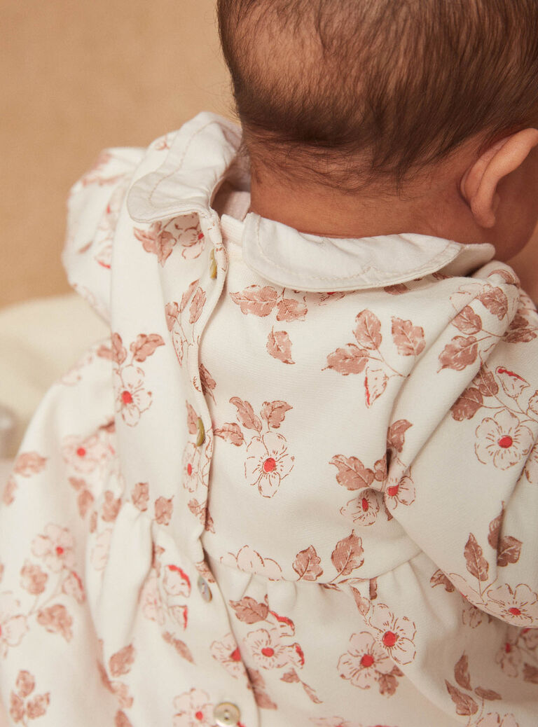 Robe écrue, legging rose pâle et chaussettes