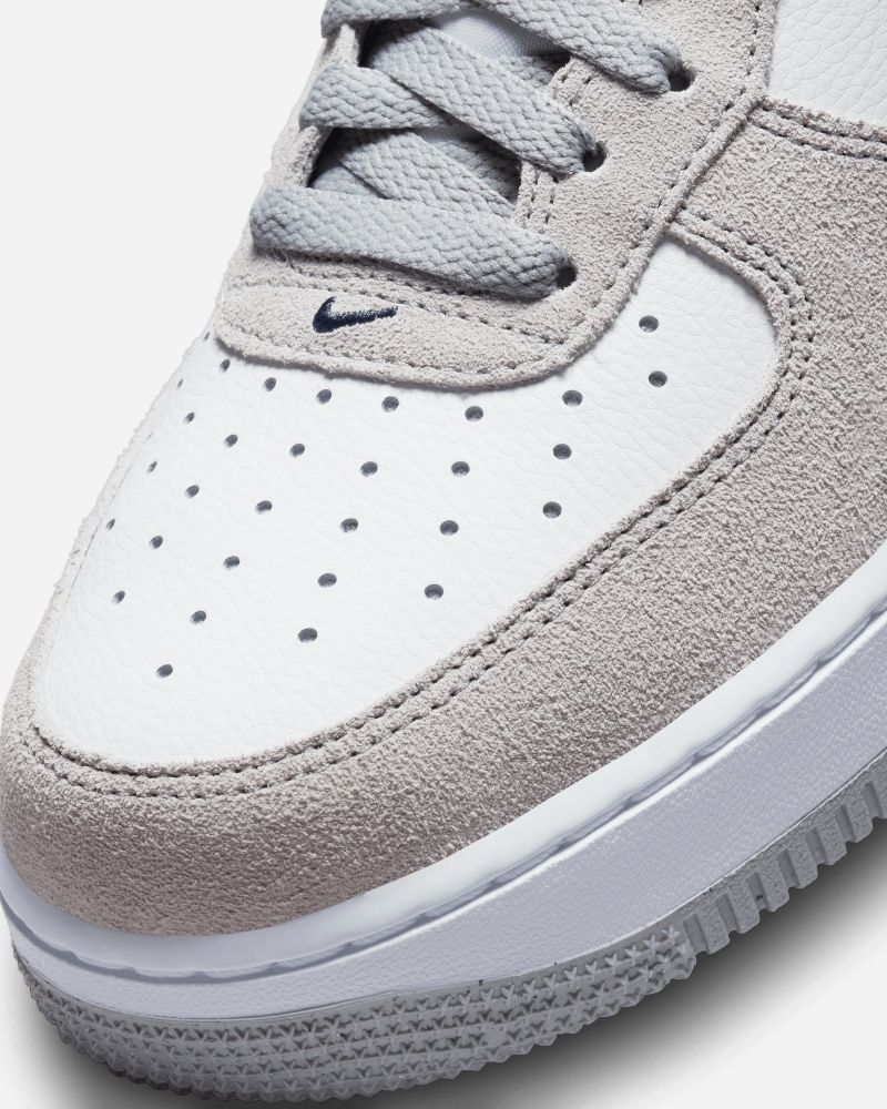 Chaussures Nike Air Force 1 '07 Gris pour homme