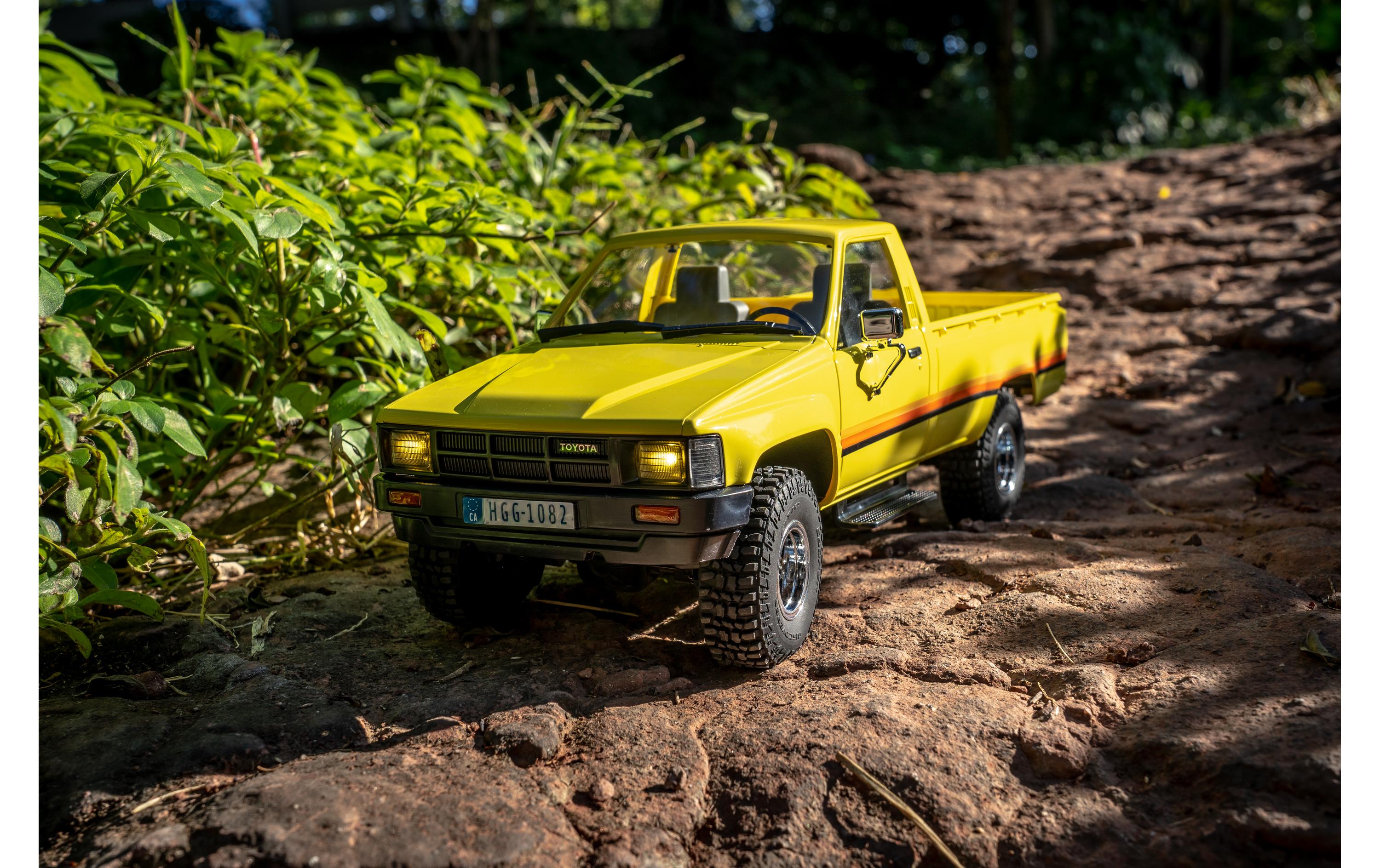 Scale Crawler Toyota Hilux 1983, 4WD RTR, 1:18<br>Detailgetreuer RC Pickup im Massstab 1:18