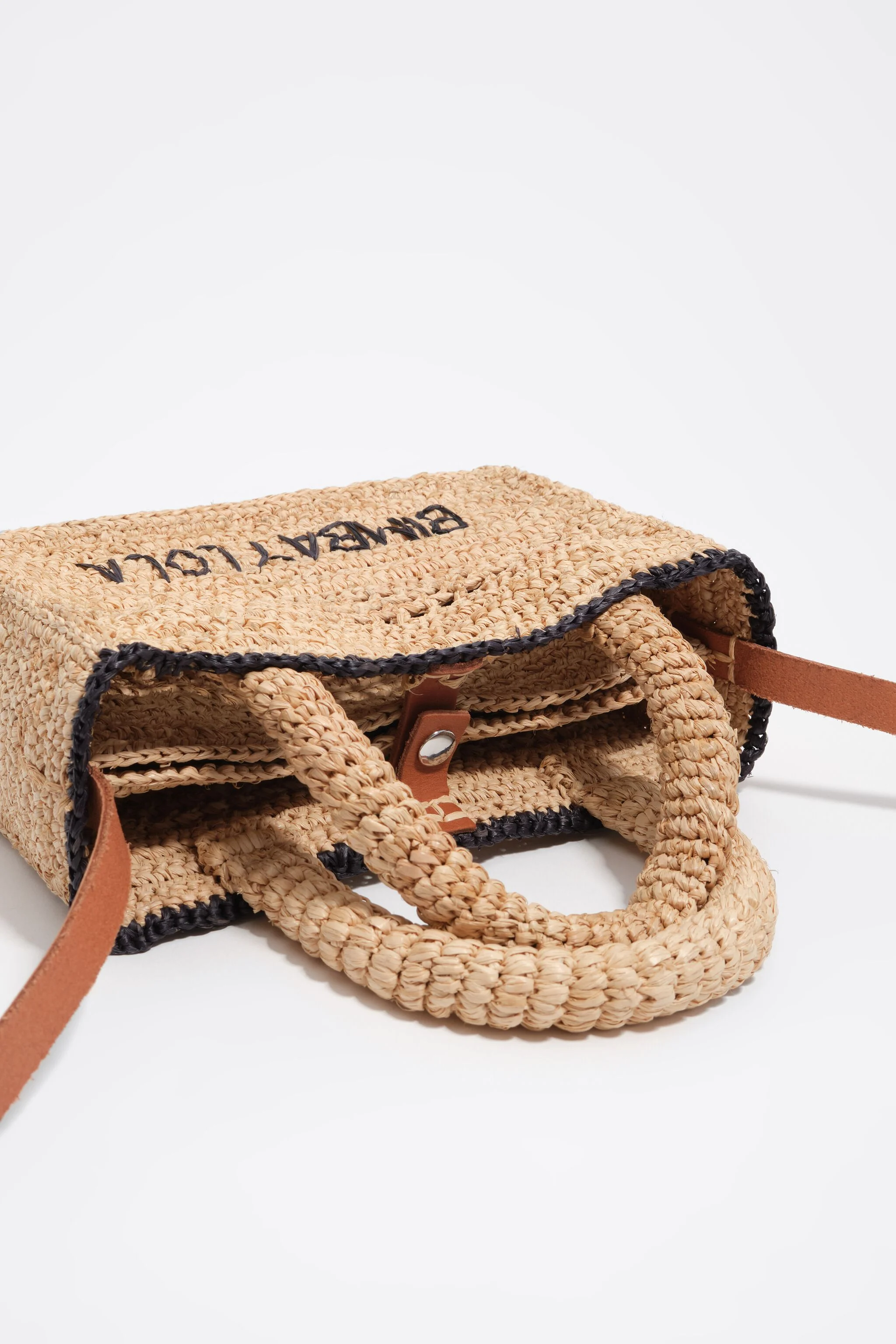 Bolsa pequena trançada em ráfia natural