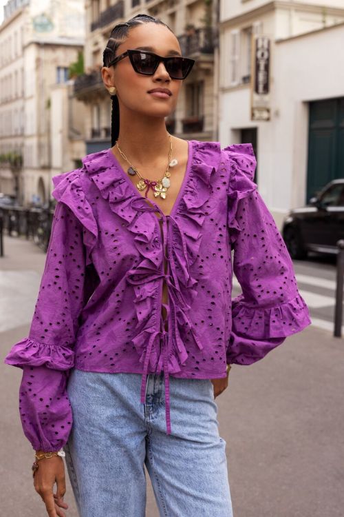 Paarse blouse met all-over embroidery en strikjes