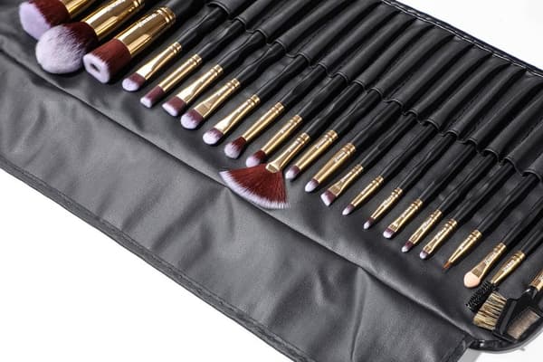 24 stk. profesjonelle og eksklusive sminkekoster i etuier Black / Gold
