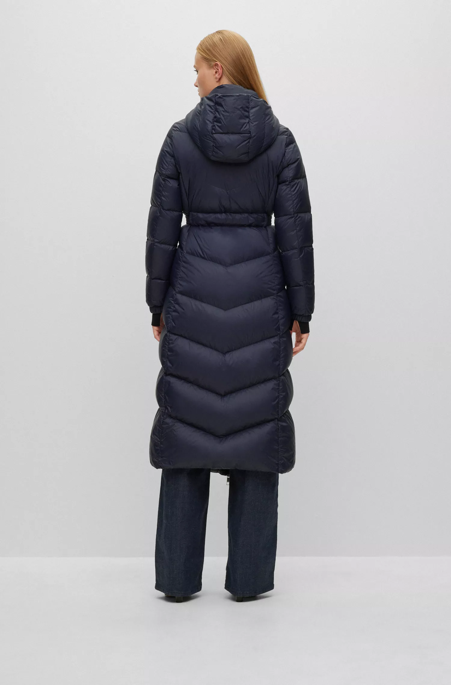 Jaqueta puffer BOSS preta, corte slim, em tecido repelente à água.