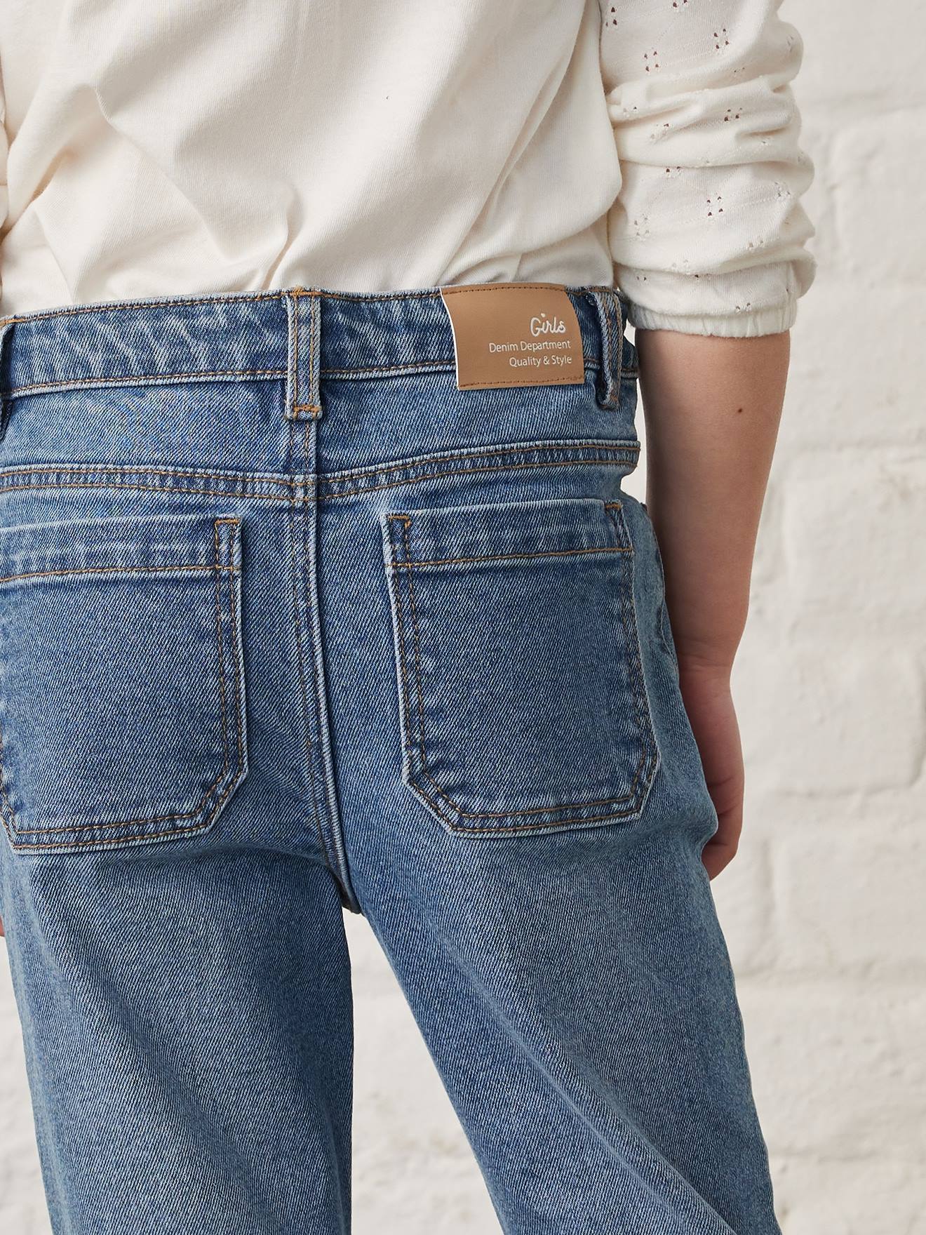Calça jeans azul boca de sino estilo pirata para meninas