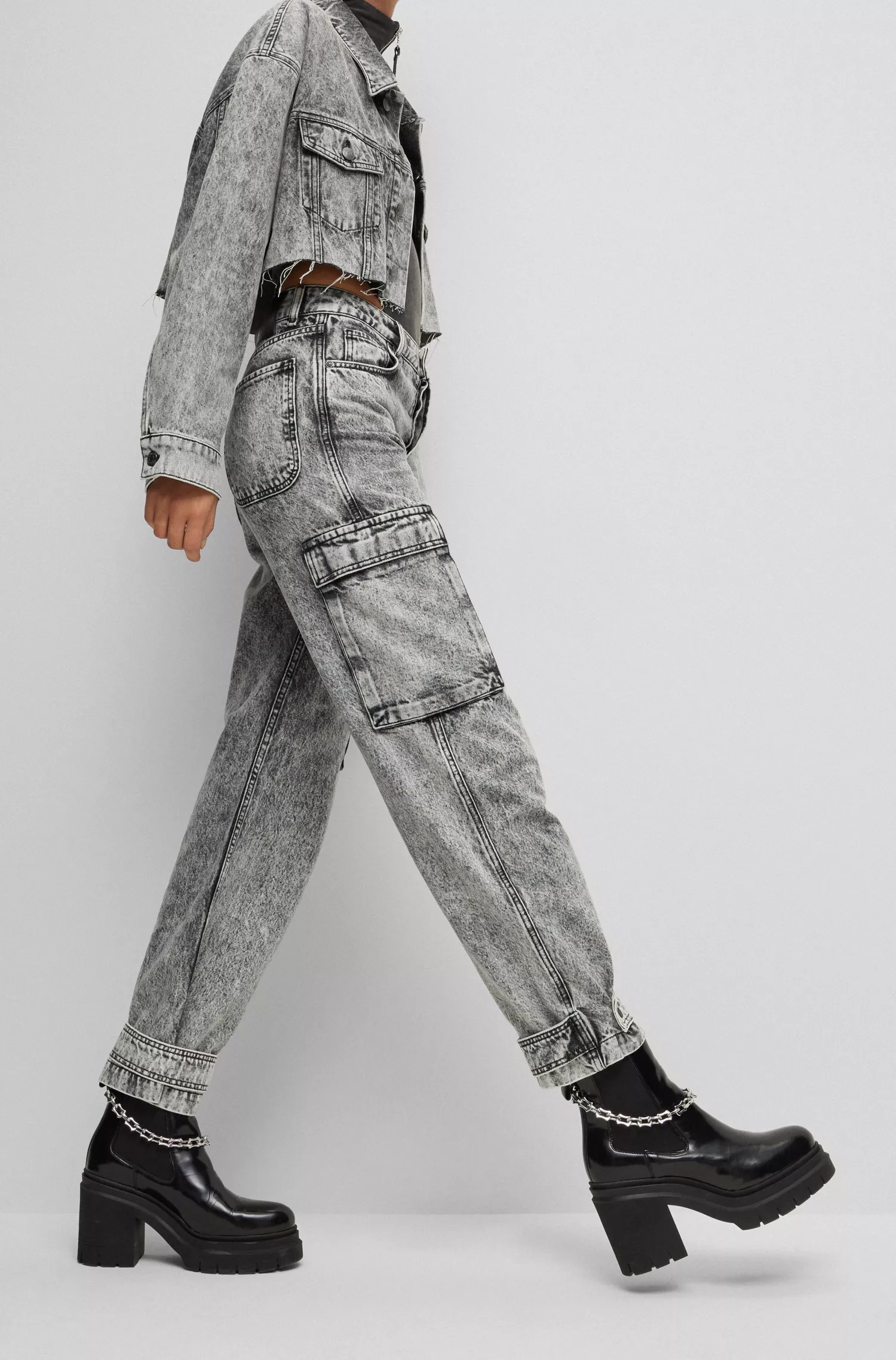 Calça jeans HUGO Red-HUGO x Bella Poarch de modelagem relaxada com bolsos cargo.