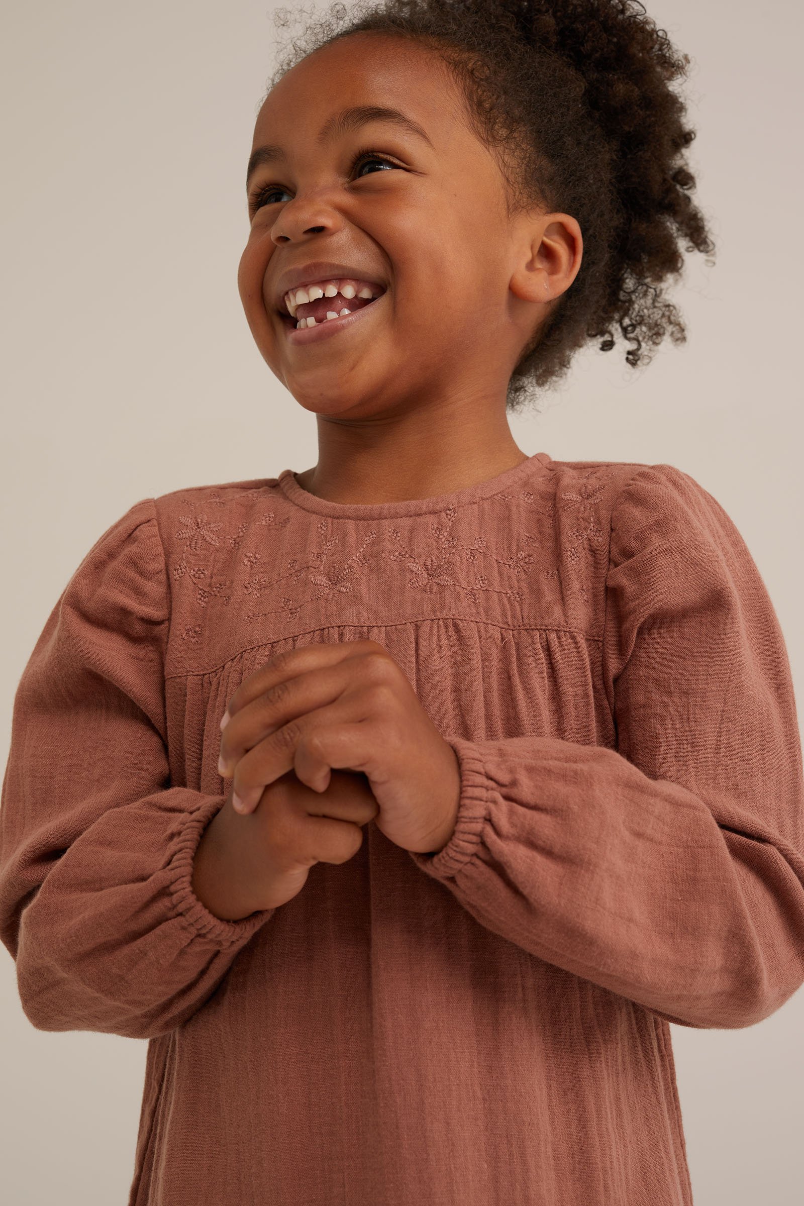 Meisjes jurk met embroidery WE Fashion Bruin