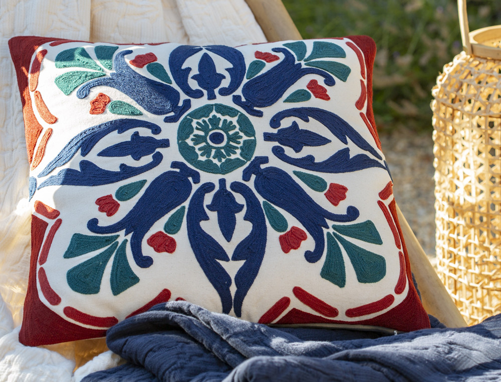 Coussin brodé avec angles rouge-Séville