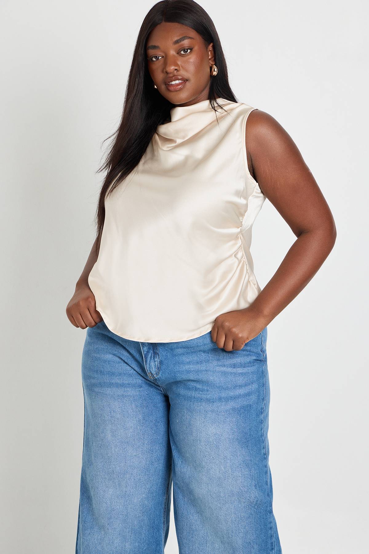 boohoo Haut Grande Taille En Satin Drapé Avec Fronces Latérales