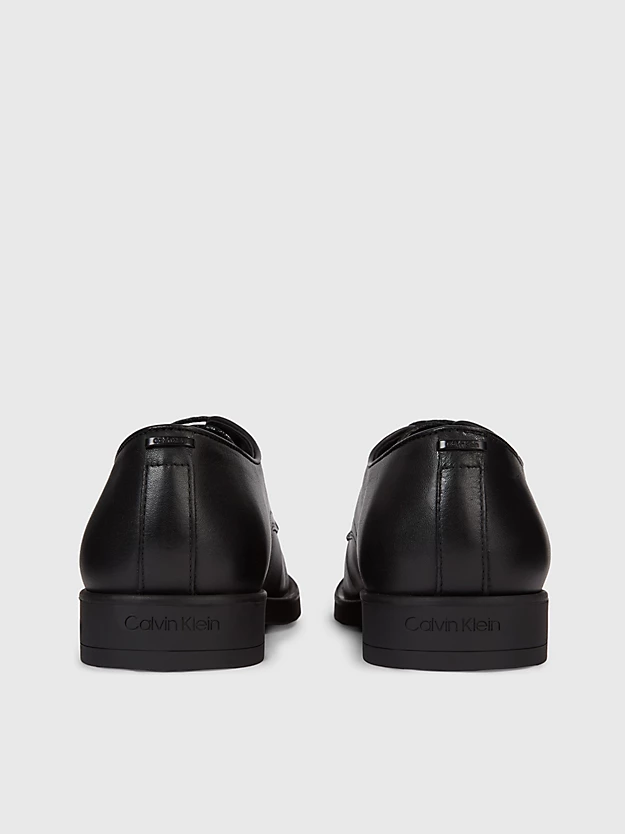 Sapatos de couro com cadarço