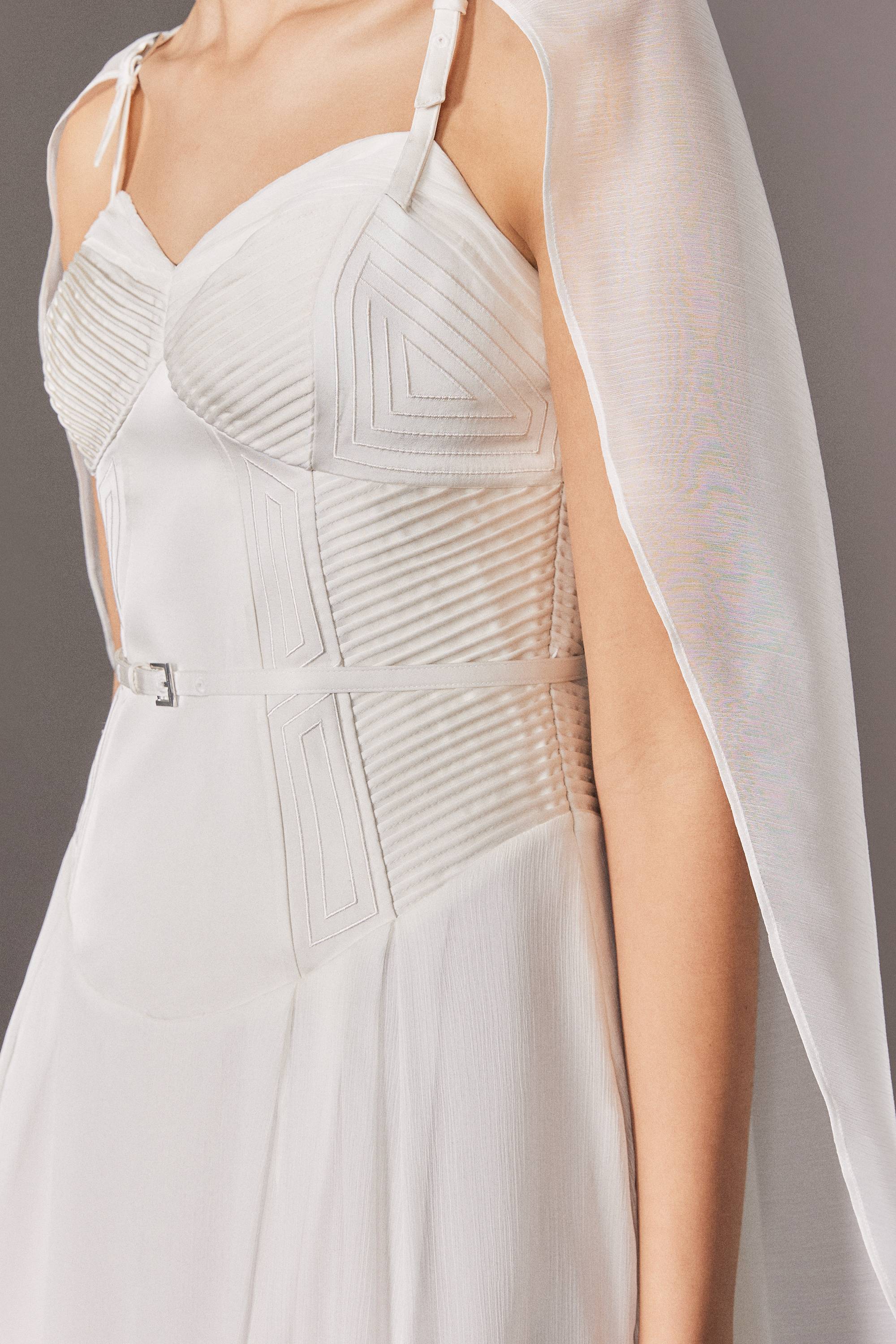 KarenMillen Collection Archive - Robe maxi tissée à cape en georgette avec détail corset petite