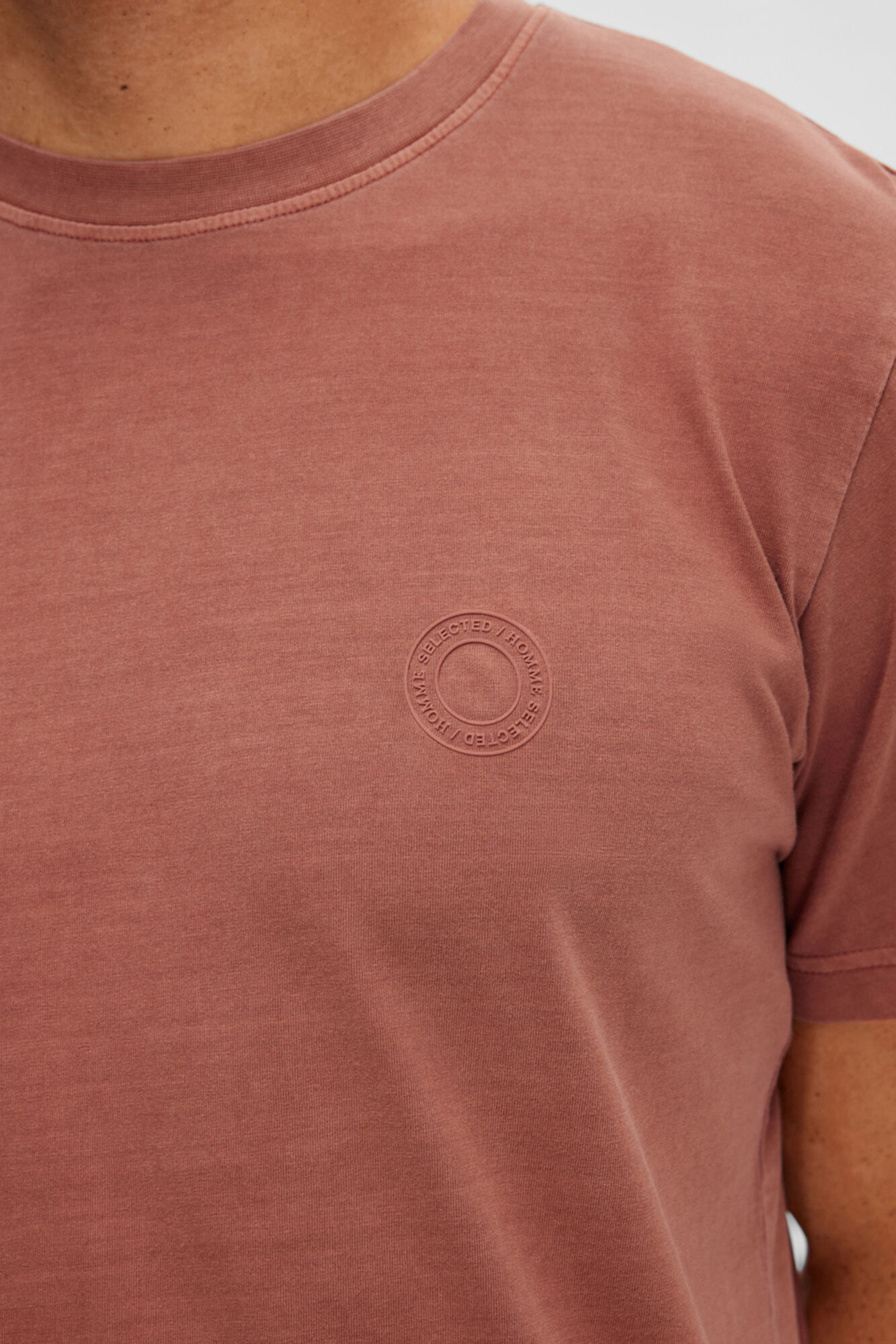 Camiseta de manga curta em algodão orgânico com detalhe de logotipo. - Vermelha