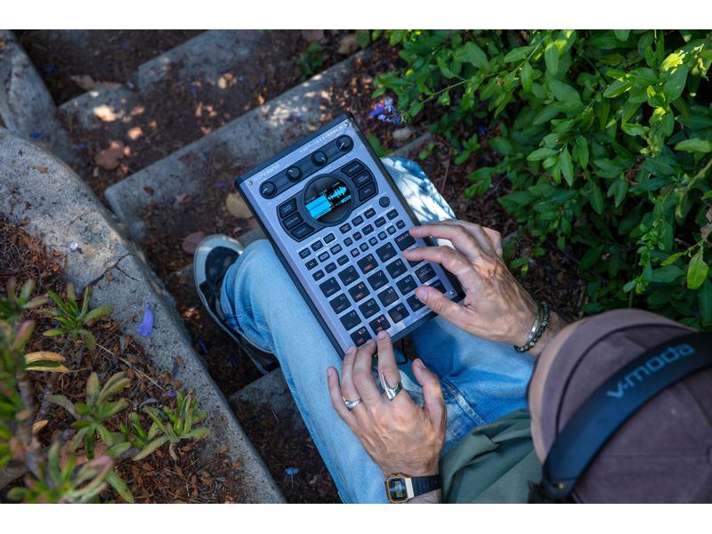 Roland Sample-Player SP-404MKII Sampler und Effektunit für Kreative
