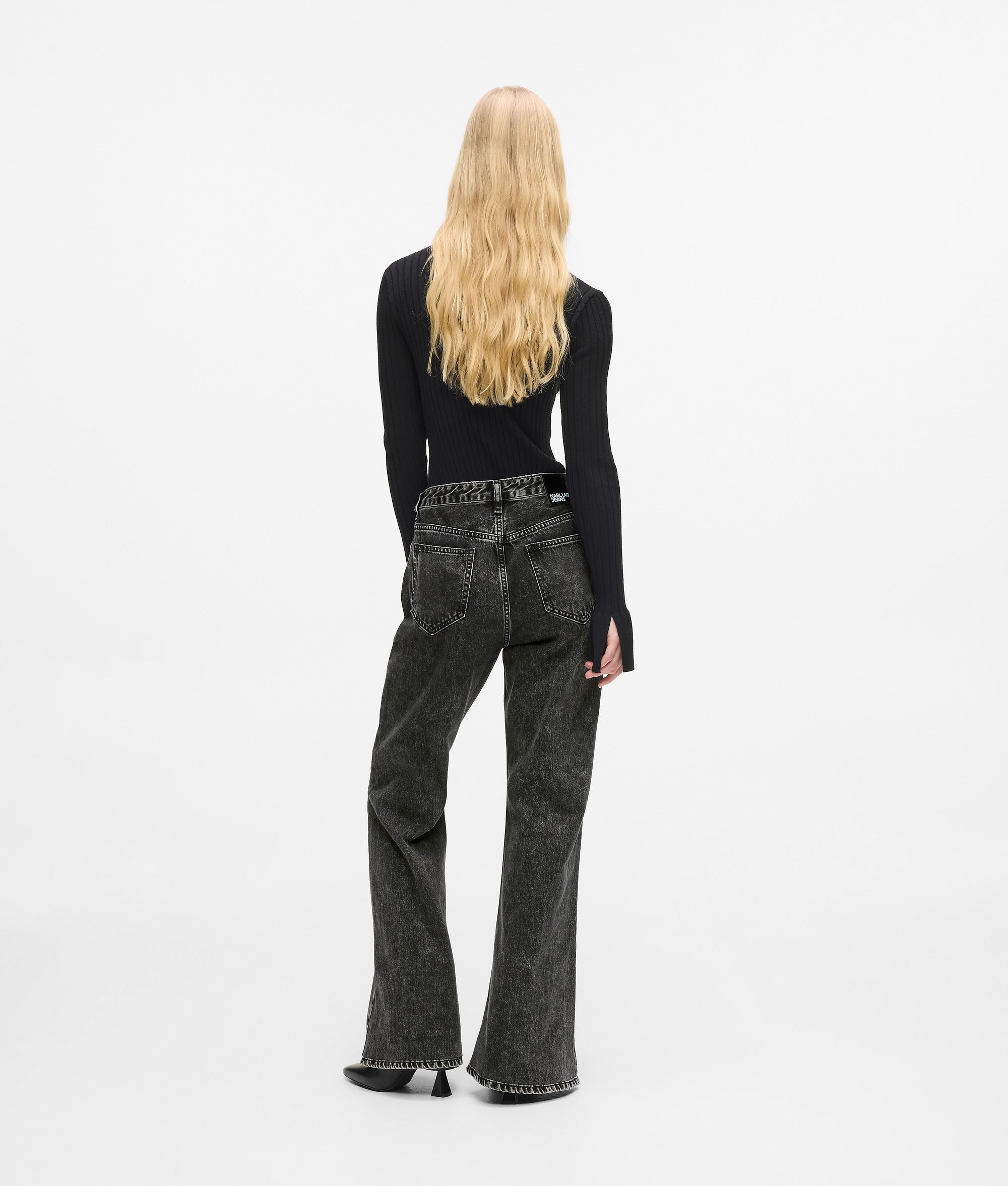 High-waisted jeans met naad en wijde pijpen