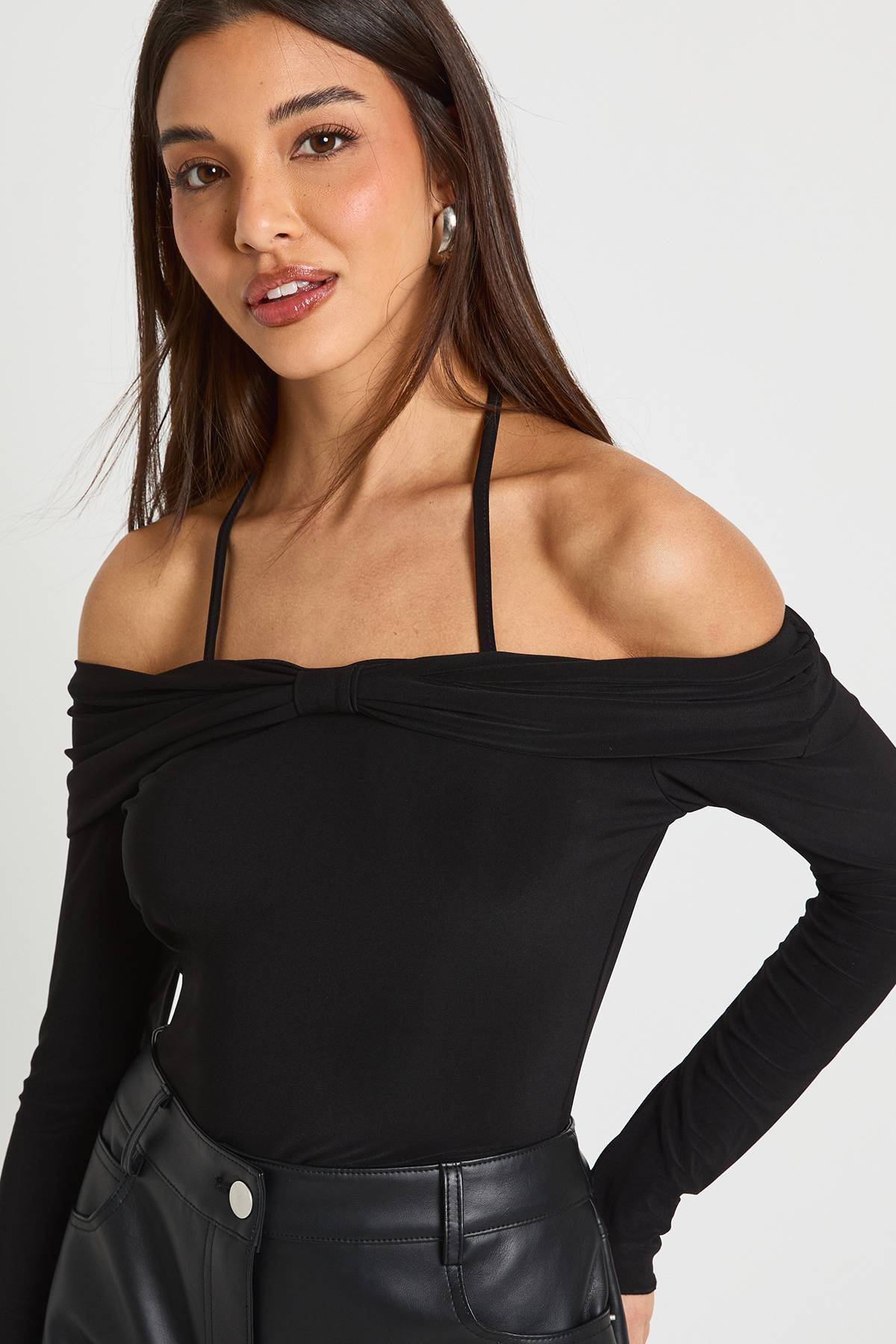 boohoo Haut Bardot à nœud souple avec détails
