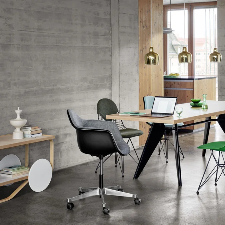 Vitra - Eames Plastic Armchair PACC RE, poliert / eisgrau, weiche Rollen (Hartboden)