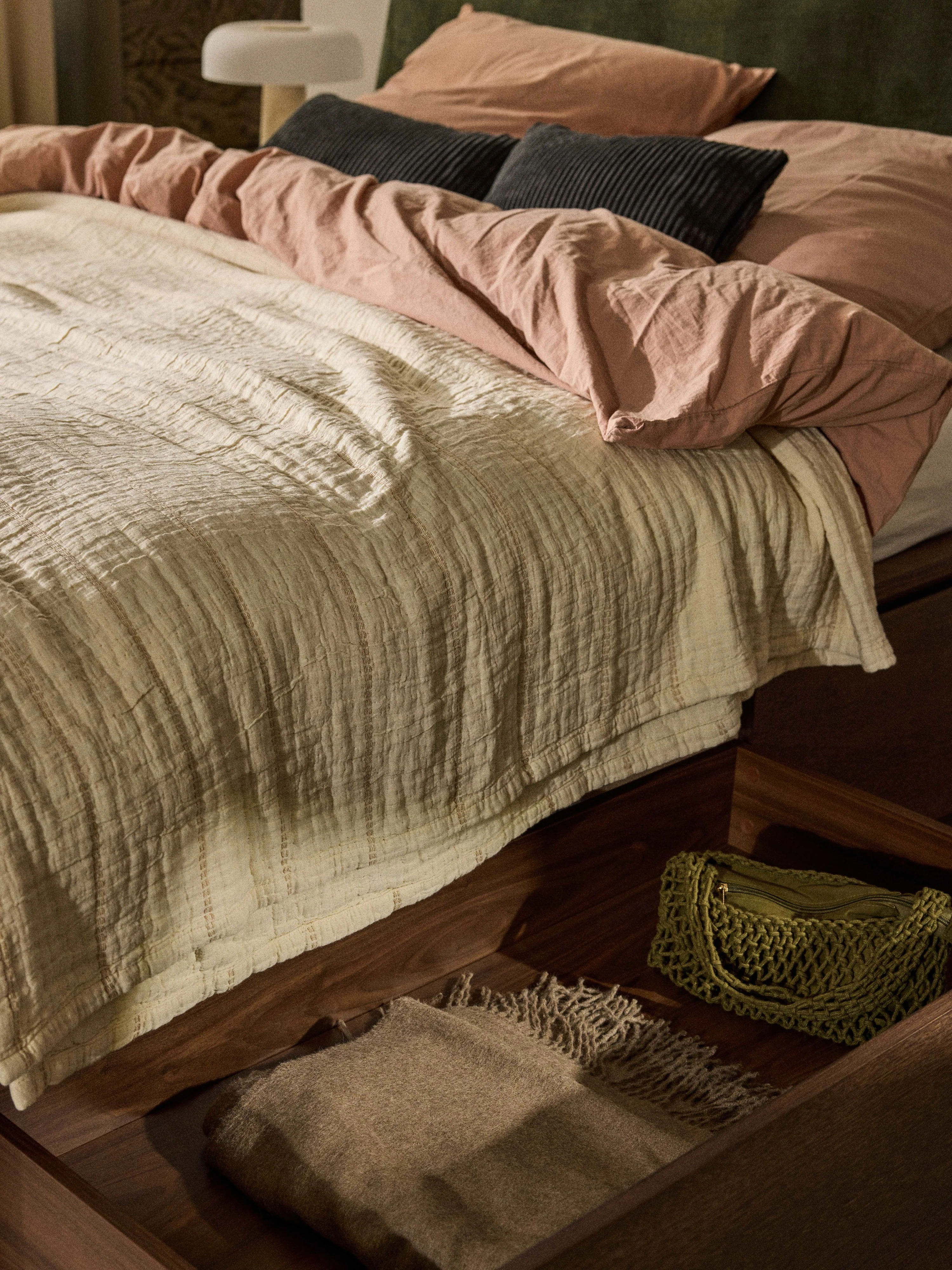 Houten bedframe Santiago met gestoffeerd hoofdeinde en lades