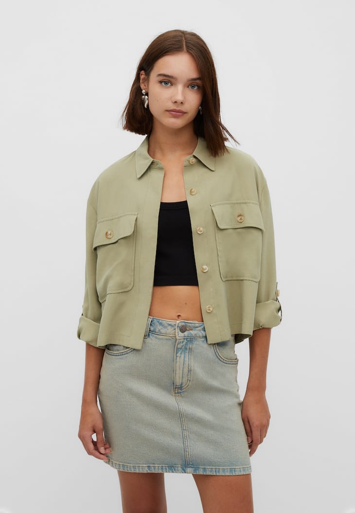 Blusa cropped fluida com bolso.