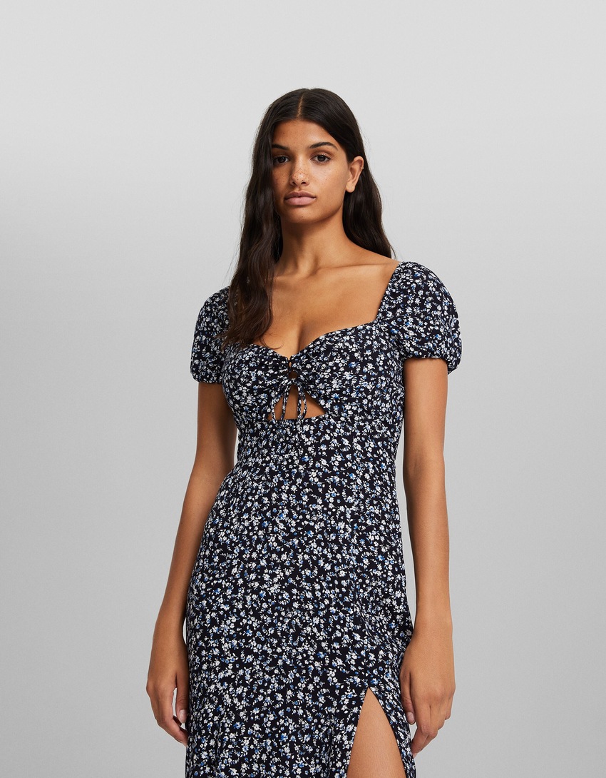 Vestido midi de manga curta com estampa e recortes