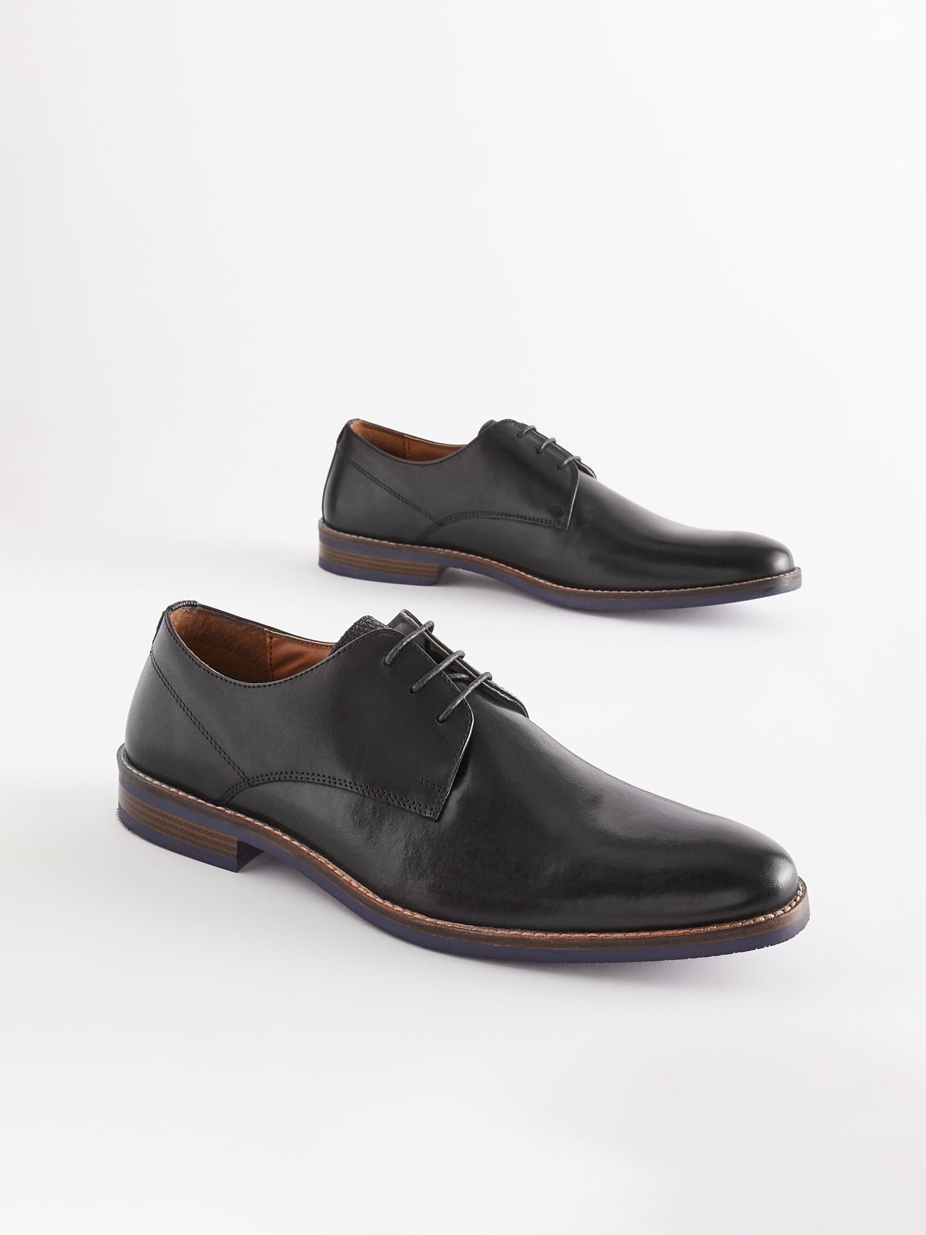 Zwart - Standaard pasvorm - Leren Derby-schoenen met contrasterende marineblauwe zool