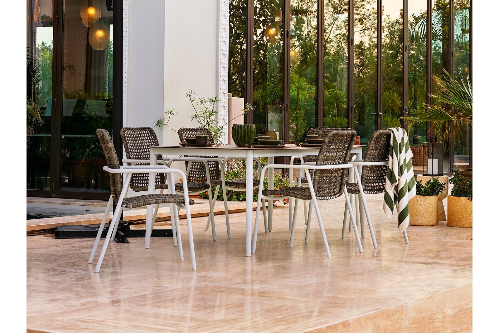 Verona hagespisestol Sortfarget kunstrotting med spill med hvitlakkert ramme i aluminium