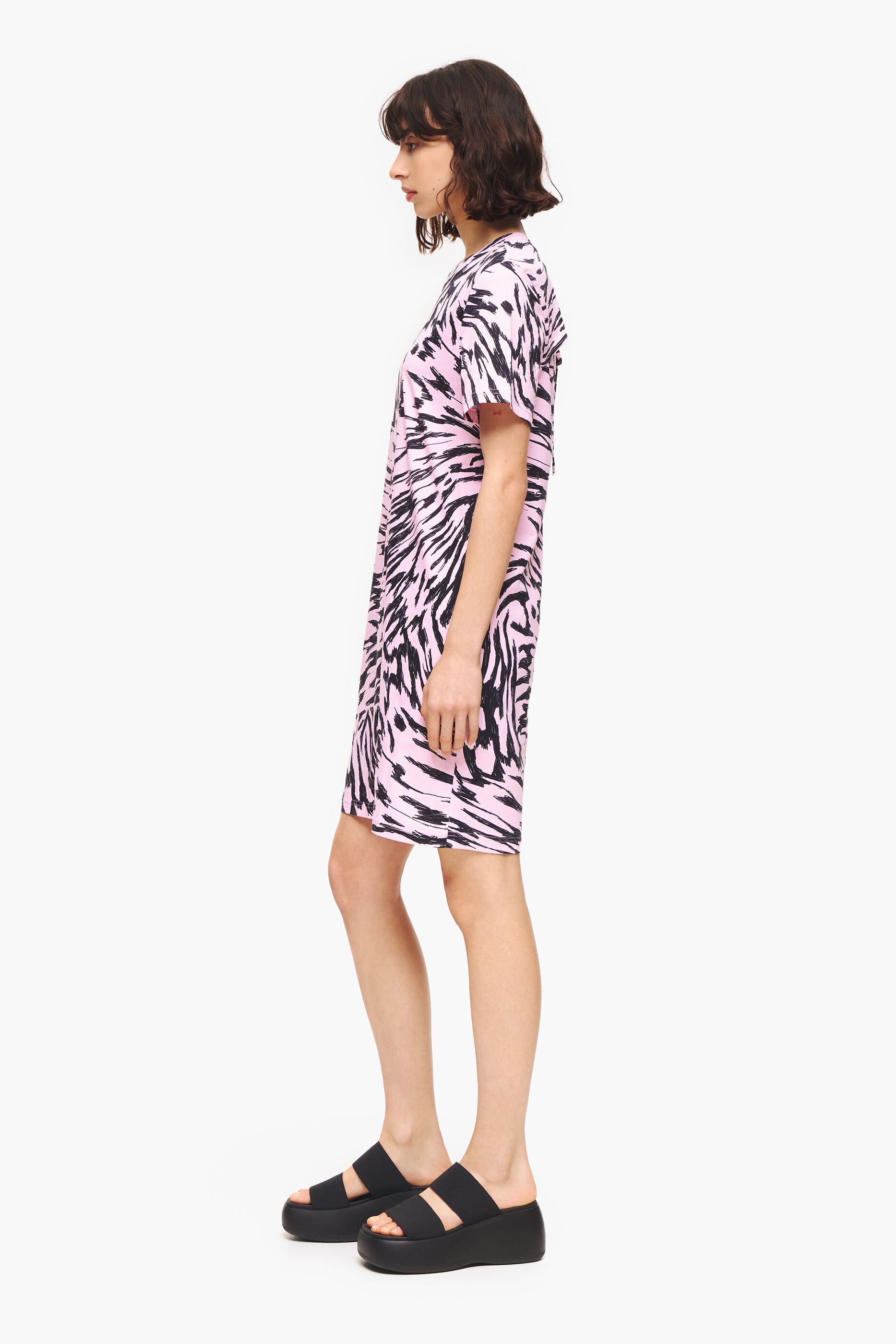 Vestido curto bicolor rosa com estampa de asa de borboleta