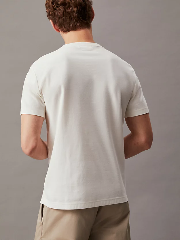 Camiseta com borda texturizada