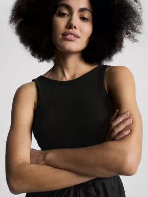Vestido sem mangas com cordão ajustável e modelagem evasê