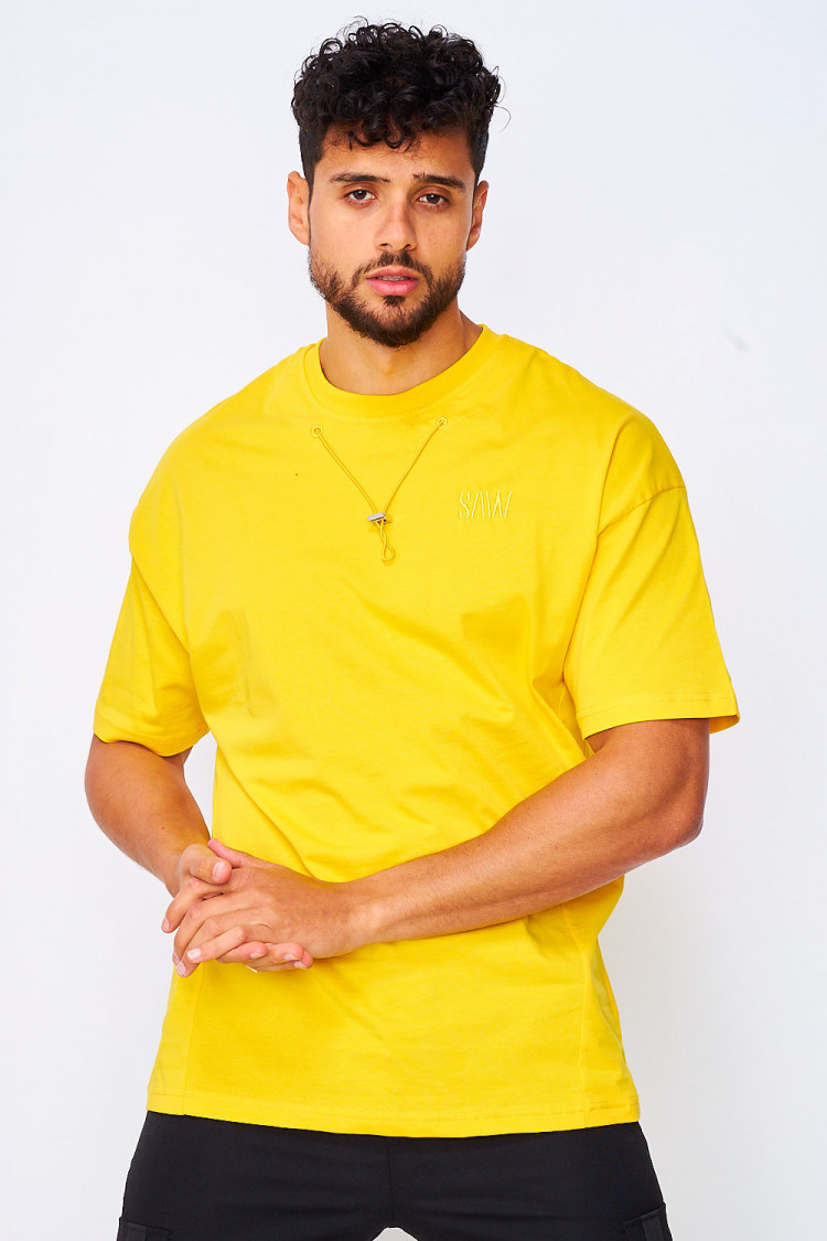 T-shirt jaune avec cordon au col