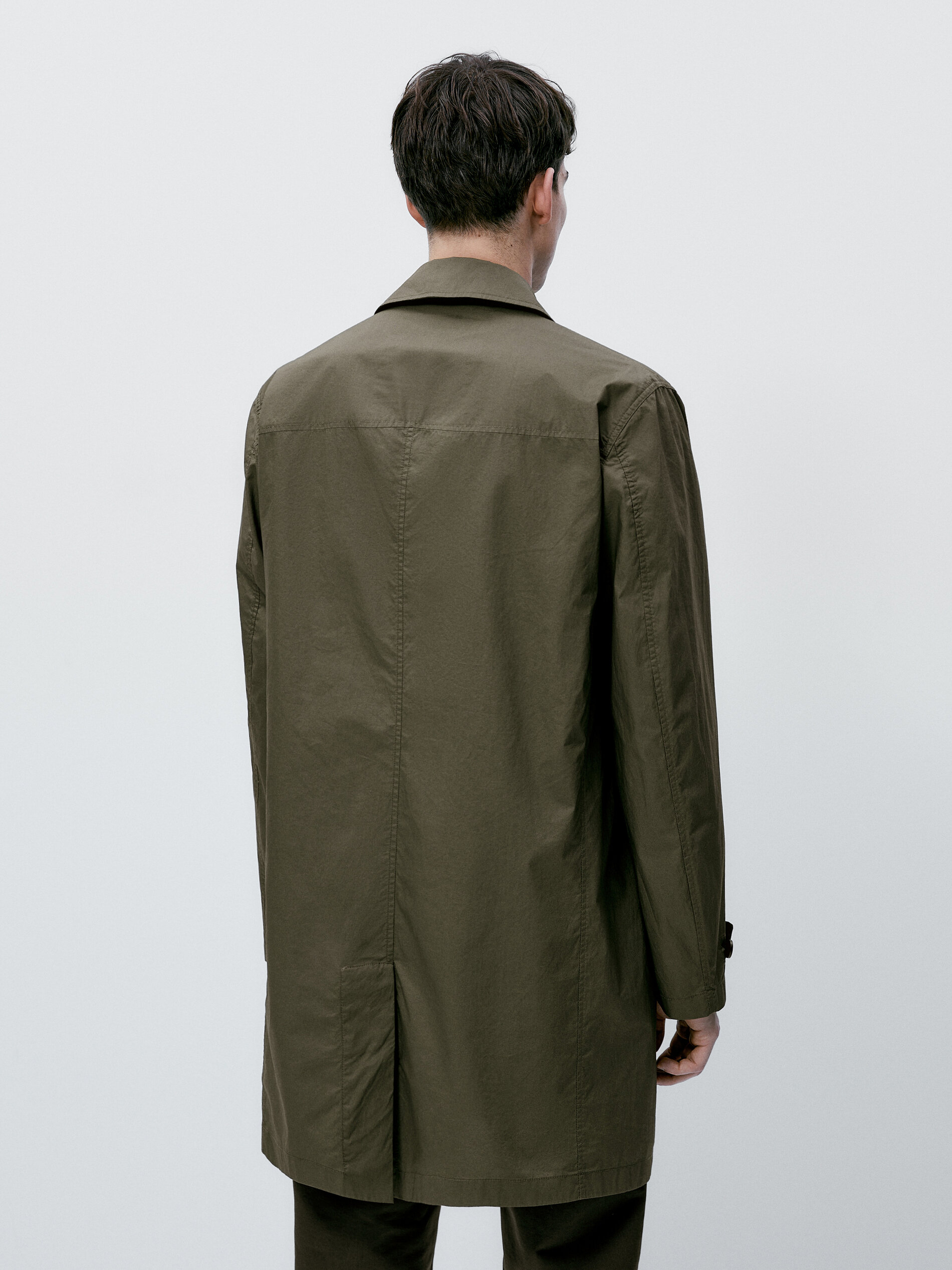 Trench coat técnico leve - CÁQUI TRANSPARENTE