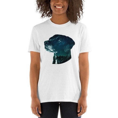 Camiseta feminina Mascochula Noite Estrelada personalizada com seu animal de estimação, branca.