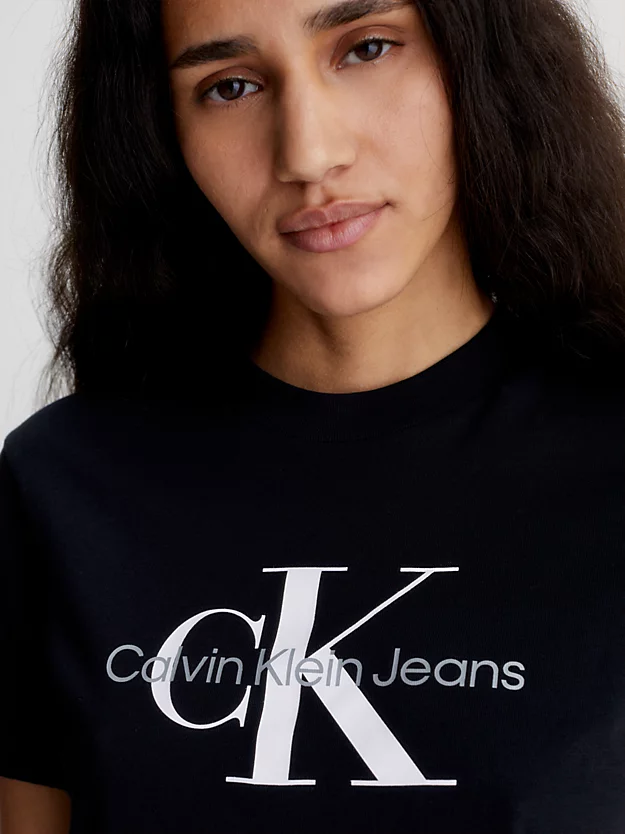 Camiseta com monograma