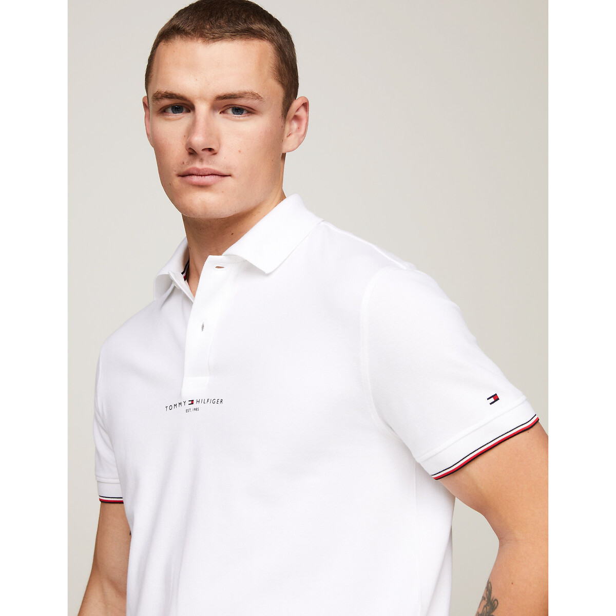 TOMMY HILFIGER<br>Polo reta com o logotipo Tommy e detalhes em viés