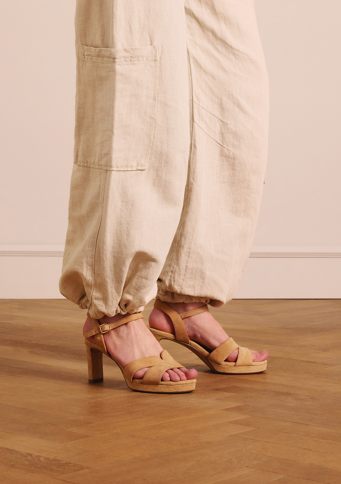 Beige suède sandalen met hak
