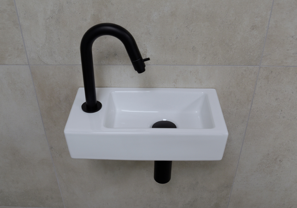 Mueller Mini Rhea wit fonteinset met zwarte gebogen fonteinkraan links