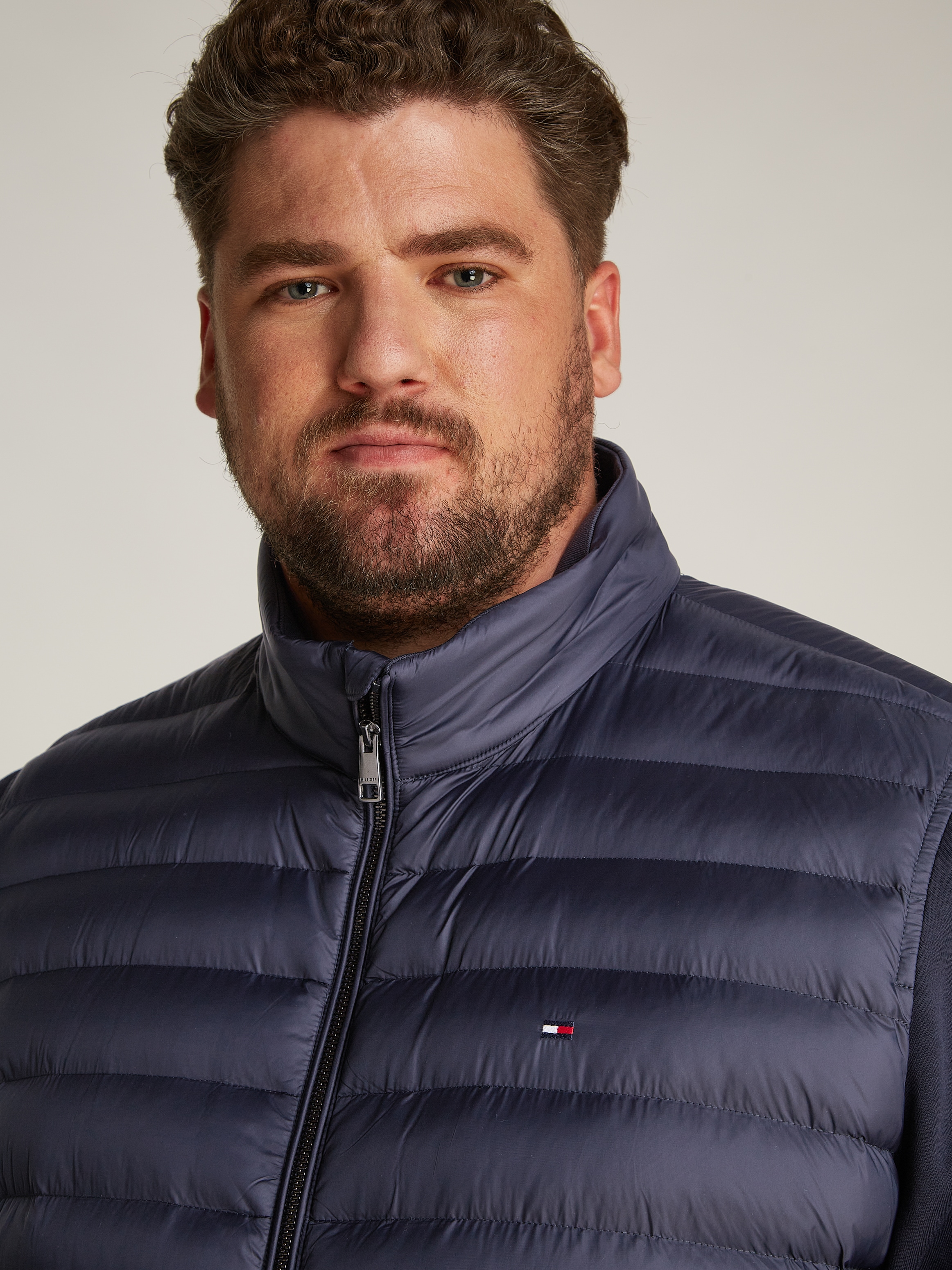 Tommy Hilfiger Big & Tall Collegejacke »BT-MIX MEDIA STAND CLLR-B« in Grossen Grössen, mit gesteppten Einsatz vorne