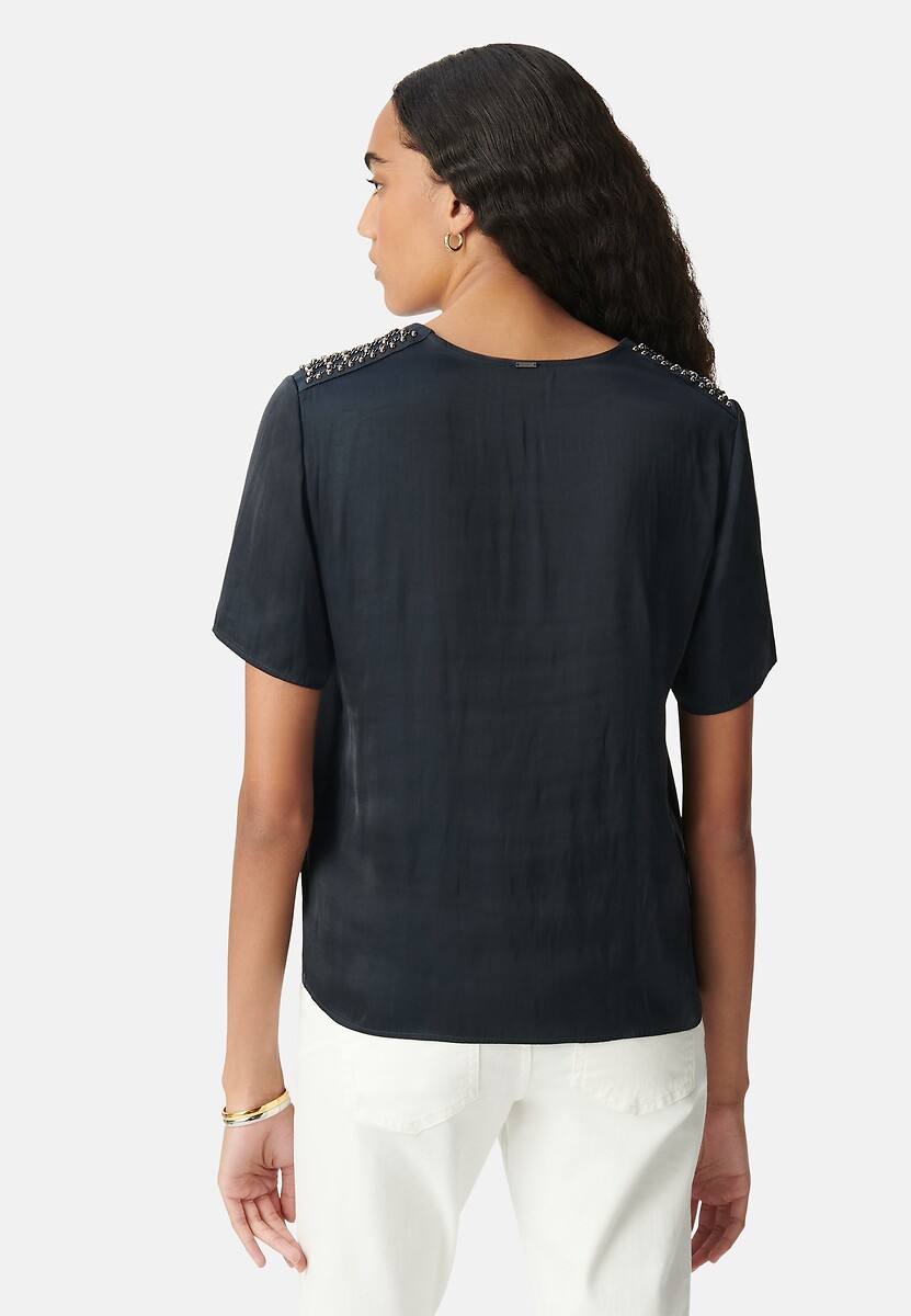 Blusa IKKS lisa com decote em V, mangas curtas e ombros decorados.
