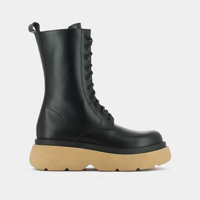 Boots à plateformes et semelles crantées  en cuir glacé noir/miel